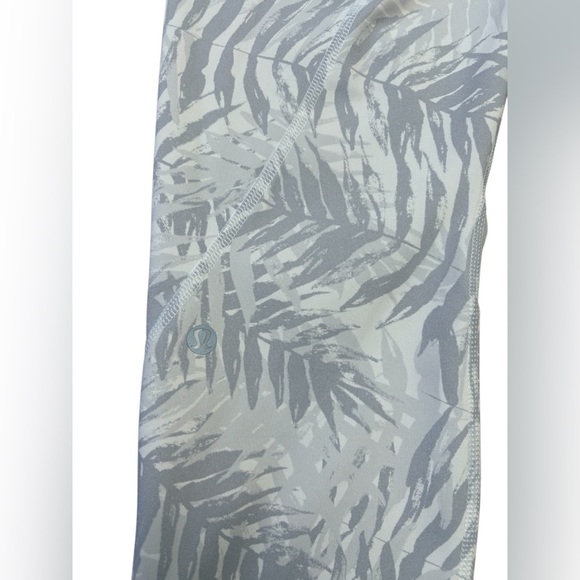 Lululemon Inspire Tight II, Size 10, Palm Camo White Nimbus 🏃♀️➡️ - Picture 13 of 16